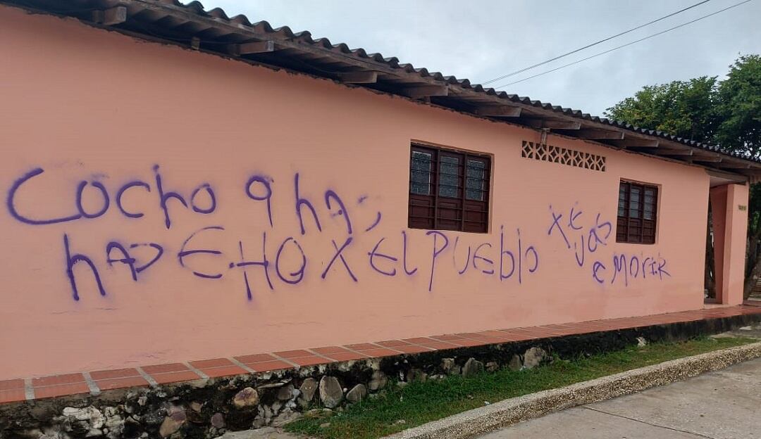 Grafitis con mensaje amenazante. Cortesía: Concejal Fernando Jiménez