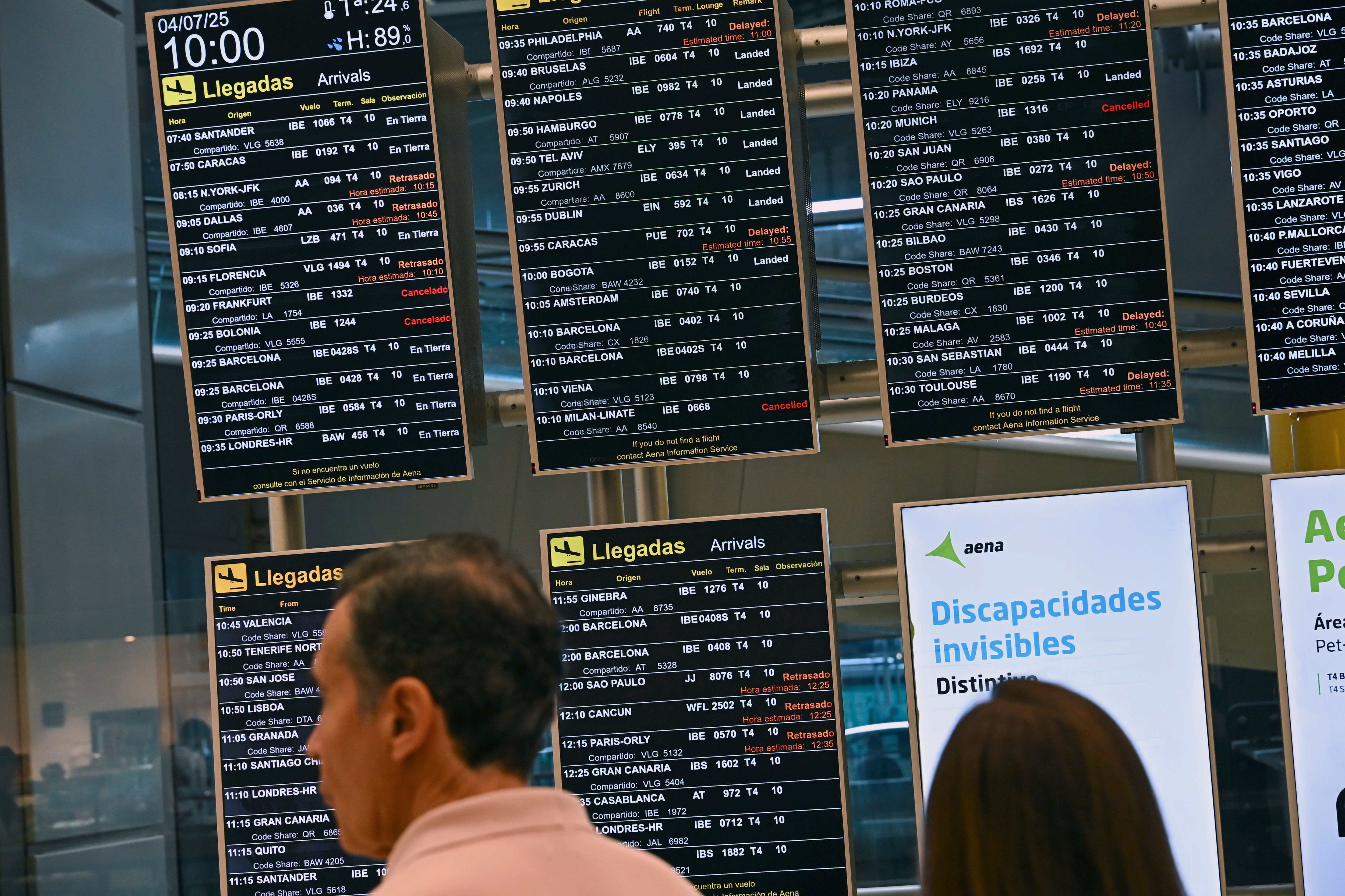 MADRID, 04/07/2025.- Pantallas de información muestran vuelos retrasados o cancelados en la T4 en el aeropuerto internacional de Adolfo Suárez Madrid Barajas este viernes en Madrid, en la segunda jornada de huelga de controladores aéreos en Francia. EFE/ Fernando Villar