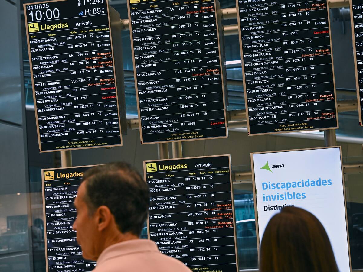 Más de mil vuelos fueron cancelados hoy en Francia por huelga de controladores aéreos