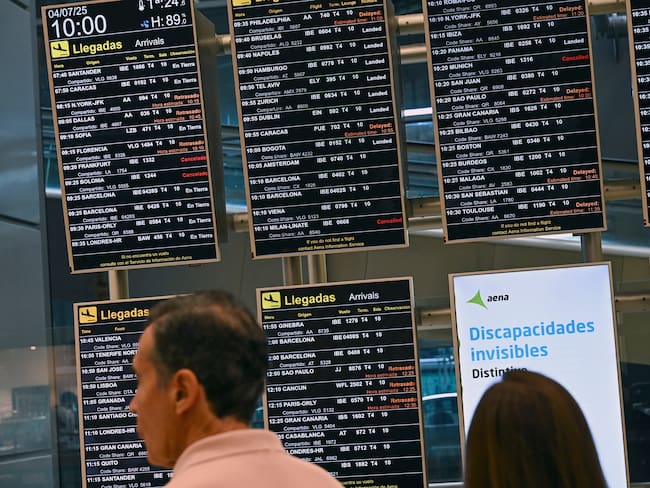 MADRID, 04/07/2025.- Pantallas de información muestran vuelos retrasados o cancelados en la T4 en el aeropuerto internacional de Adolfo Suárez Madrid Barajas este viernes en Madrid, en la segunda jornada de huelga de controladores aéreos en Francia. EFE/ Fernando Villar