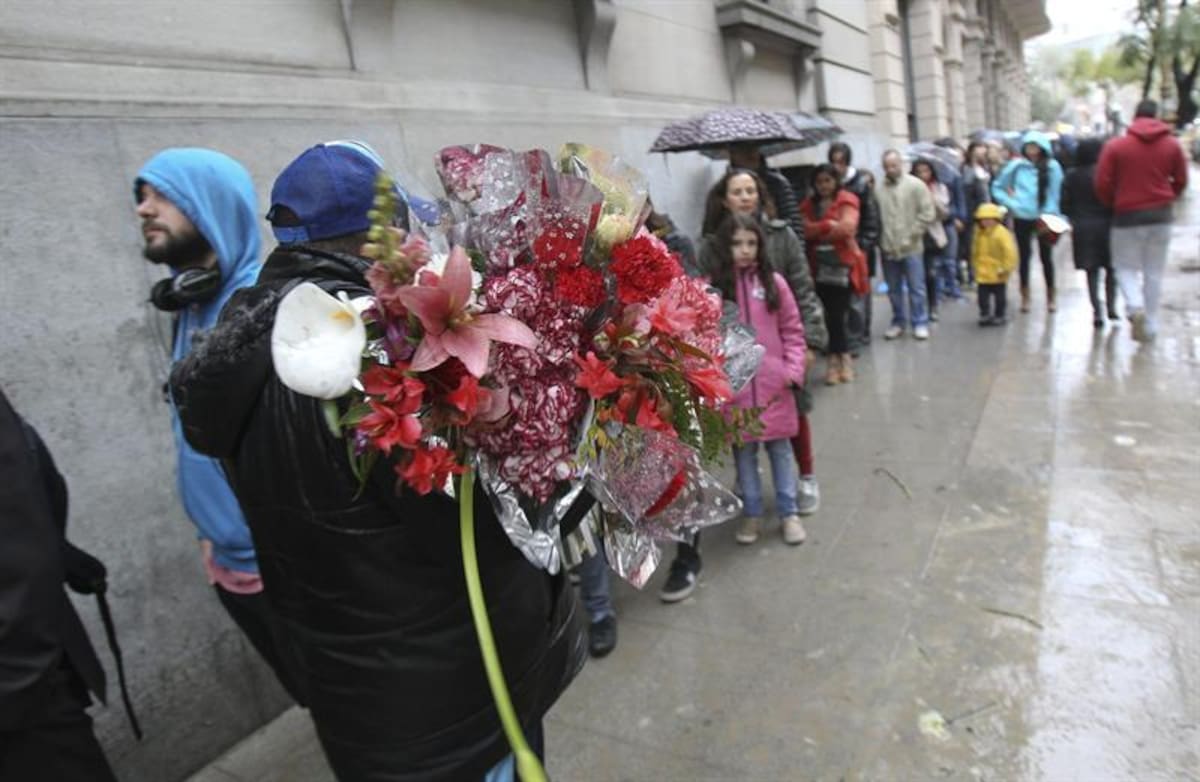 Los seguidores del exvocalista de Soda Stereo se unieron en una sola voz para rendir tributo al artista en sus exequias. Foto: Efe