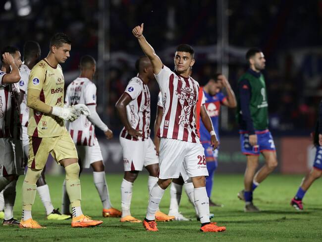 Los jugadores del Deportes Tolima al final del encuentro ante Tigre. (Photo by ALEJANDRO PAGNI/AFP via Getty Images)
