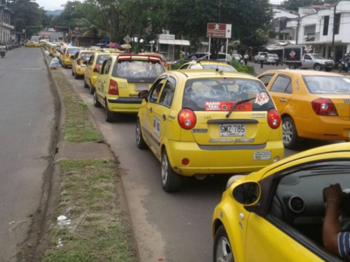 Florencia sin servicio de transporte urbano por paro de taxis y colectivos