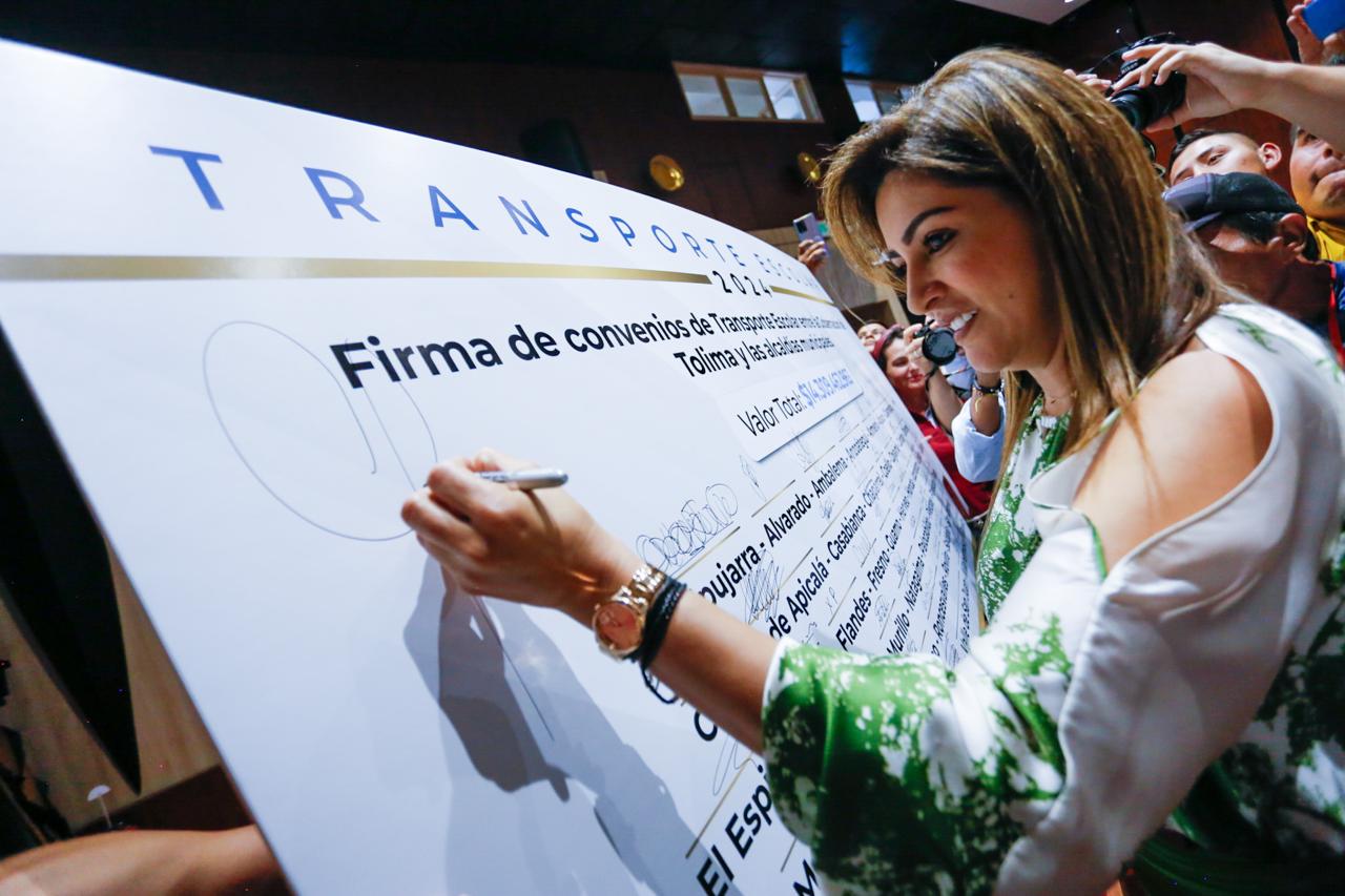 La gobernadora del Tolima, Adriana Matiz, firmando convenios con los alcaldes para el transporte escolar y PAE