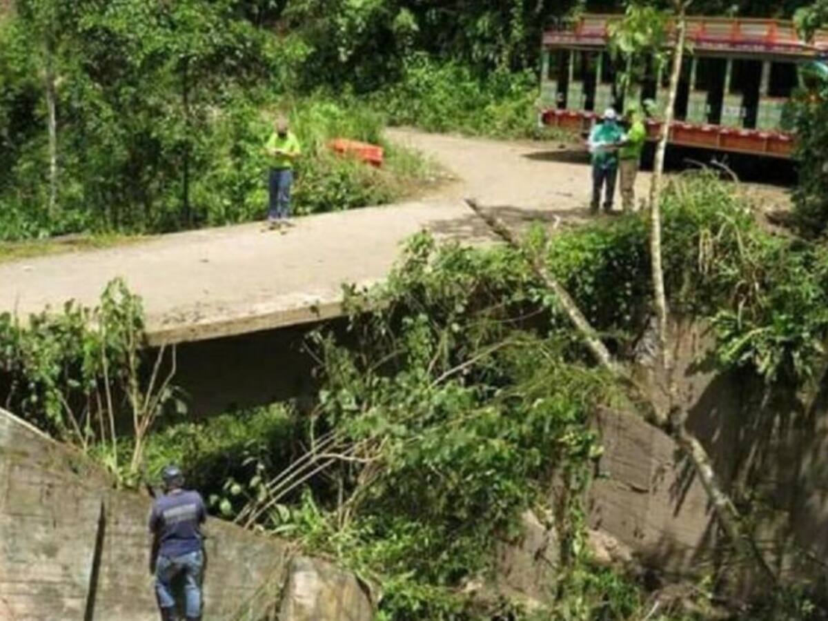 Daño en puente afecta a 2.000 fincas cafeteras
