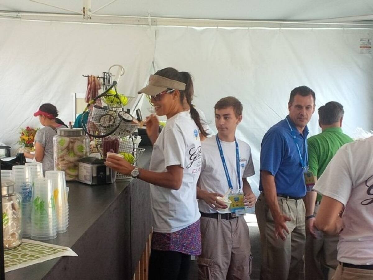 Ana Ivanovic, detrás del mostrador