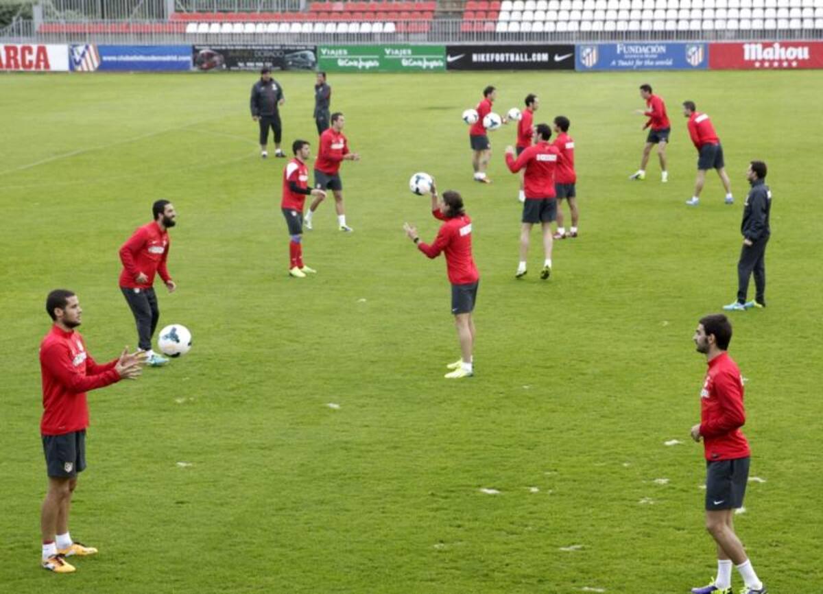 Diego Costa entrenó con su equipo en medio de la polémica que ha generado si será convocado a la Selección de España o Brasil.