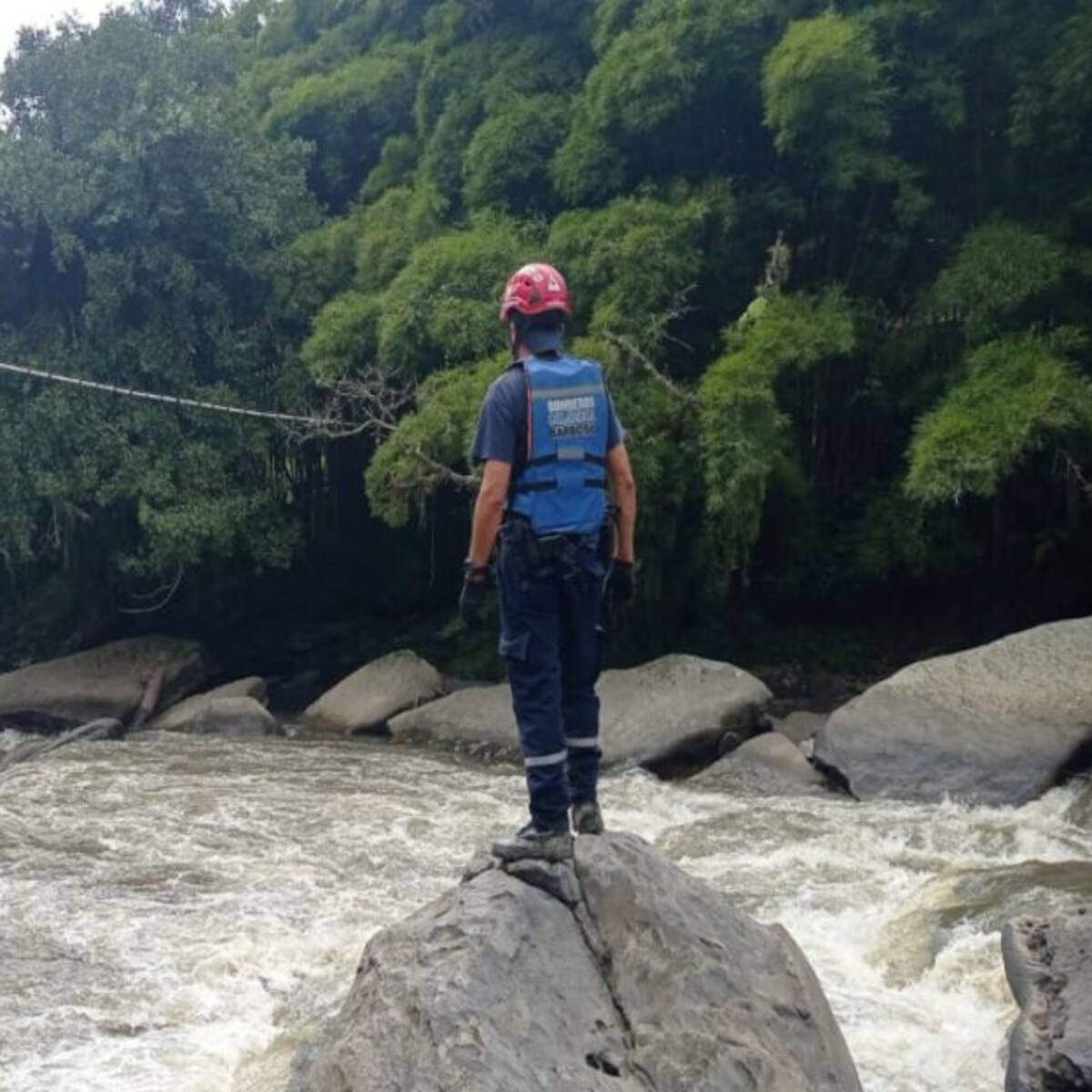 Buscan a estudiante arrastrado por el río Suárez