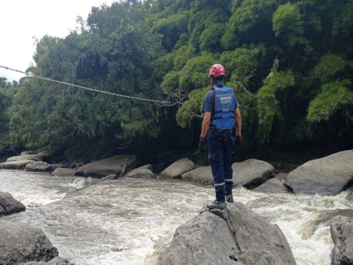 Buscan a estudiante arrastrado por el río Suárez