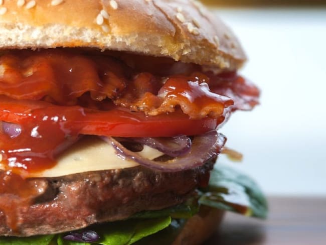 [video] ¿Por qué es más fácil comerse una hamburguesa al revés?