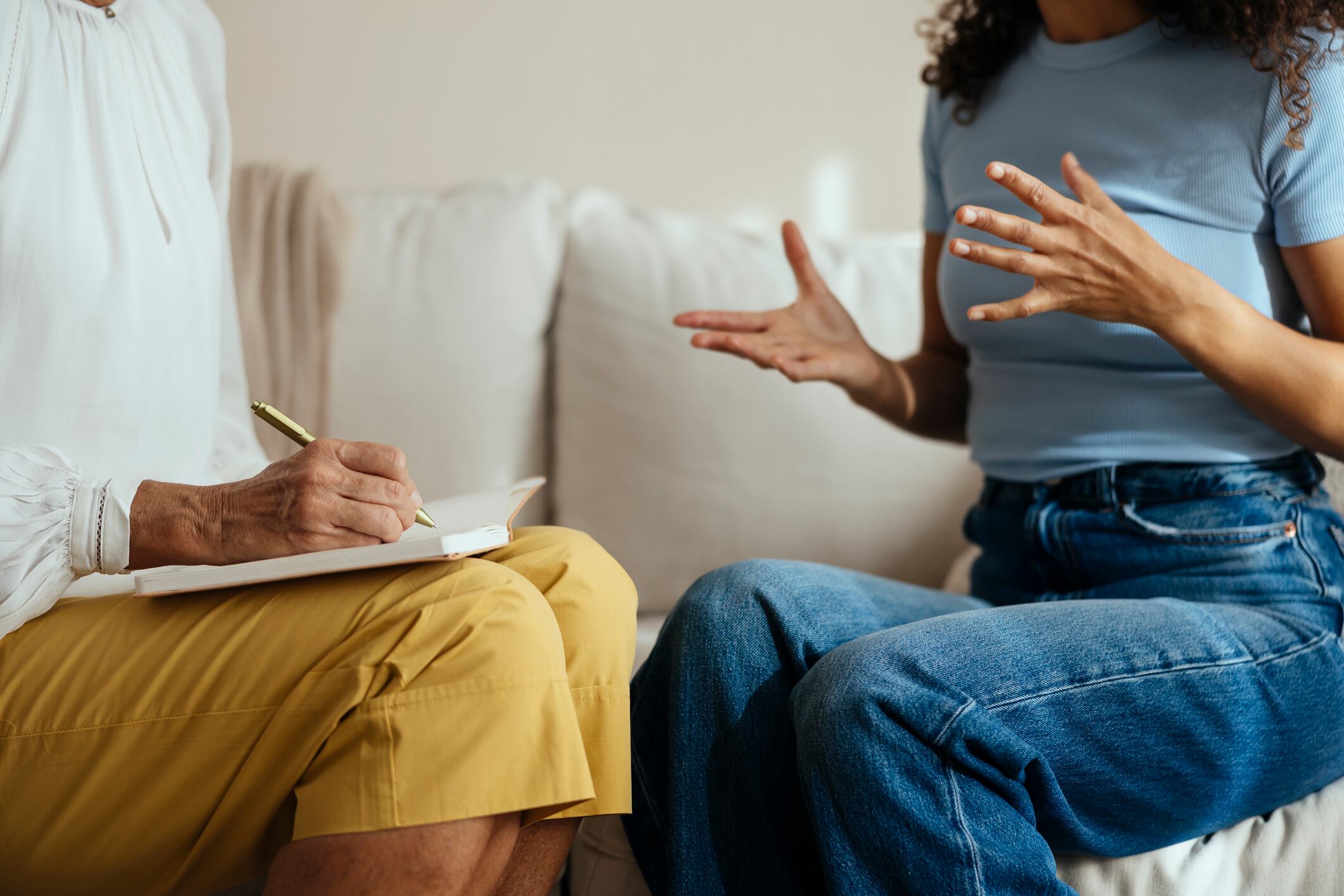 Mujer hablando con una psicóloga (Foto vía Getty Images)