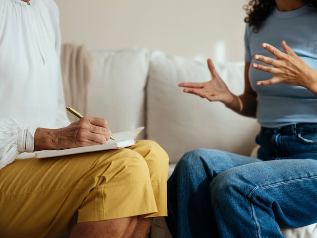 Mujer hablando con una psicóloga (Foto vía Getty Images)
