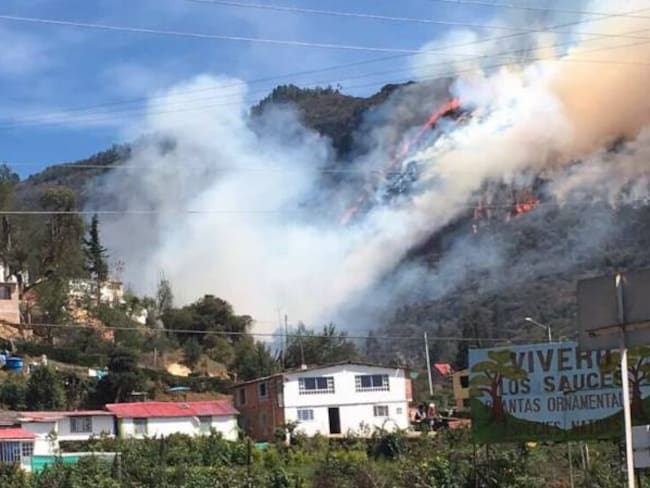 Más de 200 socorristas tratan de controlar incendio entre Tocancipá y Gachancipá