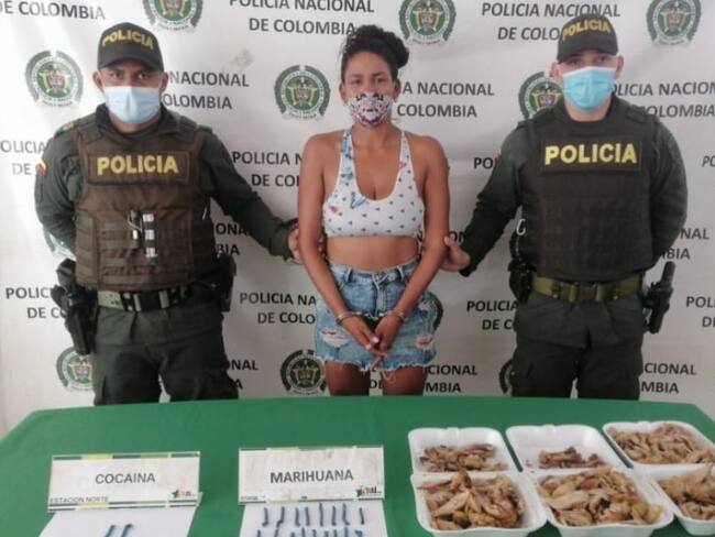 VIDEO: Quería ingresar droga en huesos de pollo asado