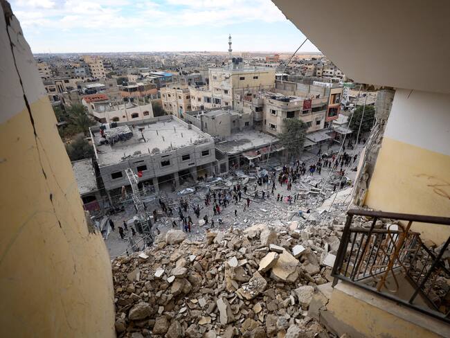 Rafah (-), 09/03/2024.- Palestinians inspect the area after an Israeli airstrike hit Al Masry Tower in the Rafah refugee camp, the southern Gaza Strip, 09 March 2024. More than 30,800 Palestinians and over 1,300 Israelis have been killed, according to the Palestinian Health Ministry and the Israel Defense Forces (IDF), since Hamas militants launched an attack against Israel from the Gaza Strip on 07 October 2023, and the Israeli operations in Gaza and the West Bank which followed it. EFE/EPA/HAITHAM IMAD