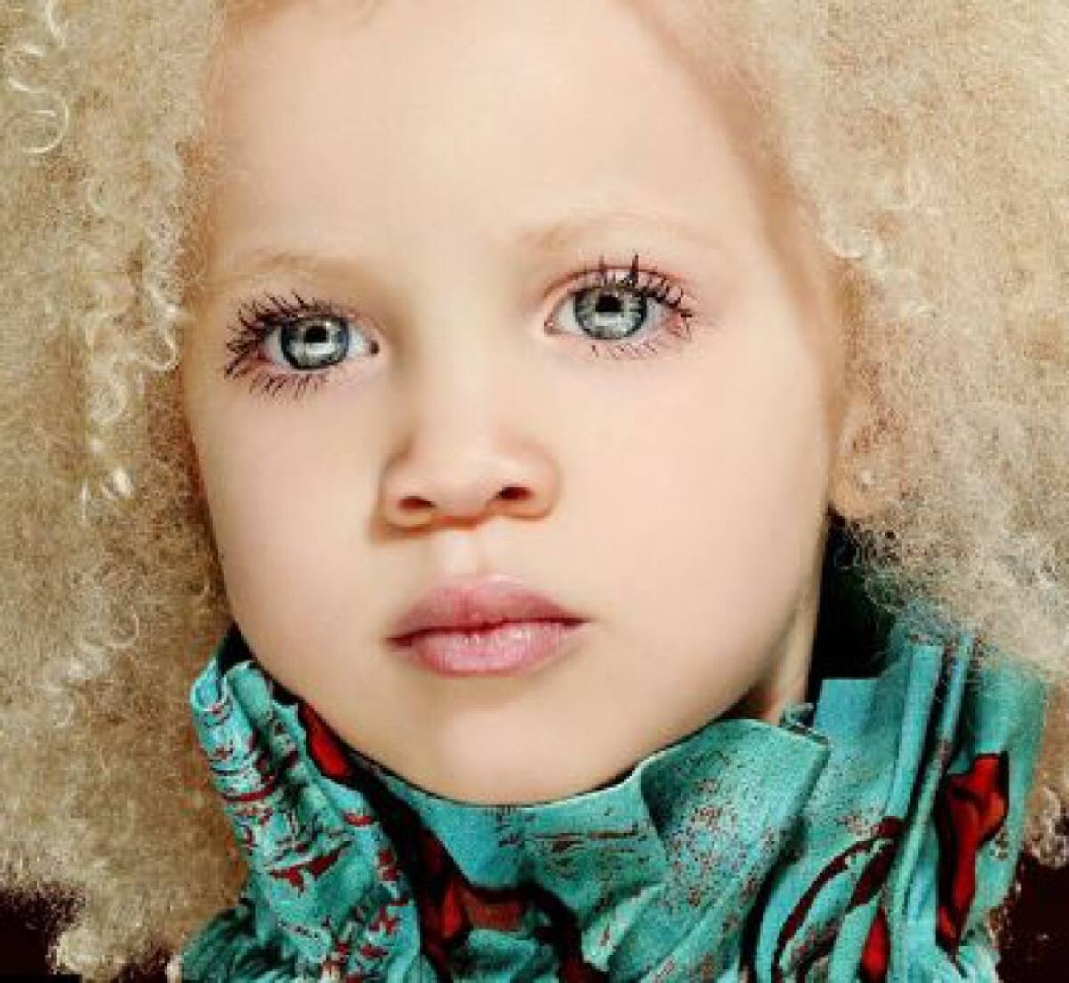 La niña es de ascendencia afroamericana, y desde el momento de su nacimiento ha sorprendido por su belleza exótica.