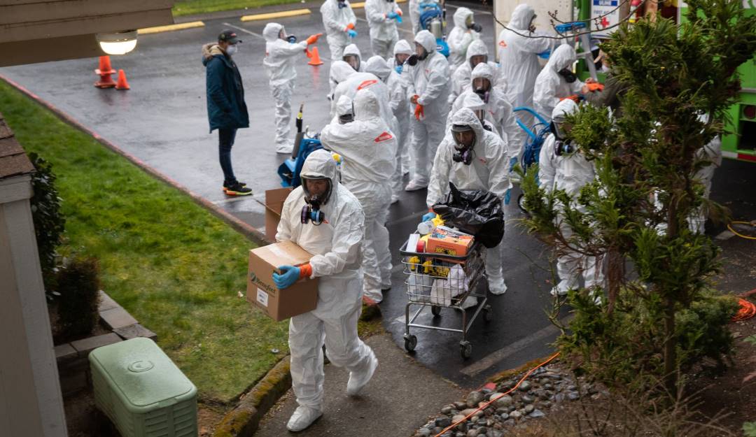 Envío de implementos de protección por parte de trabajadores sanitarios.      Foto: Getty 