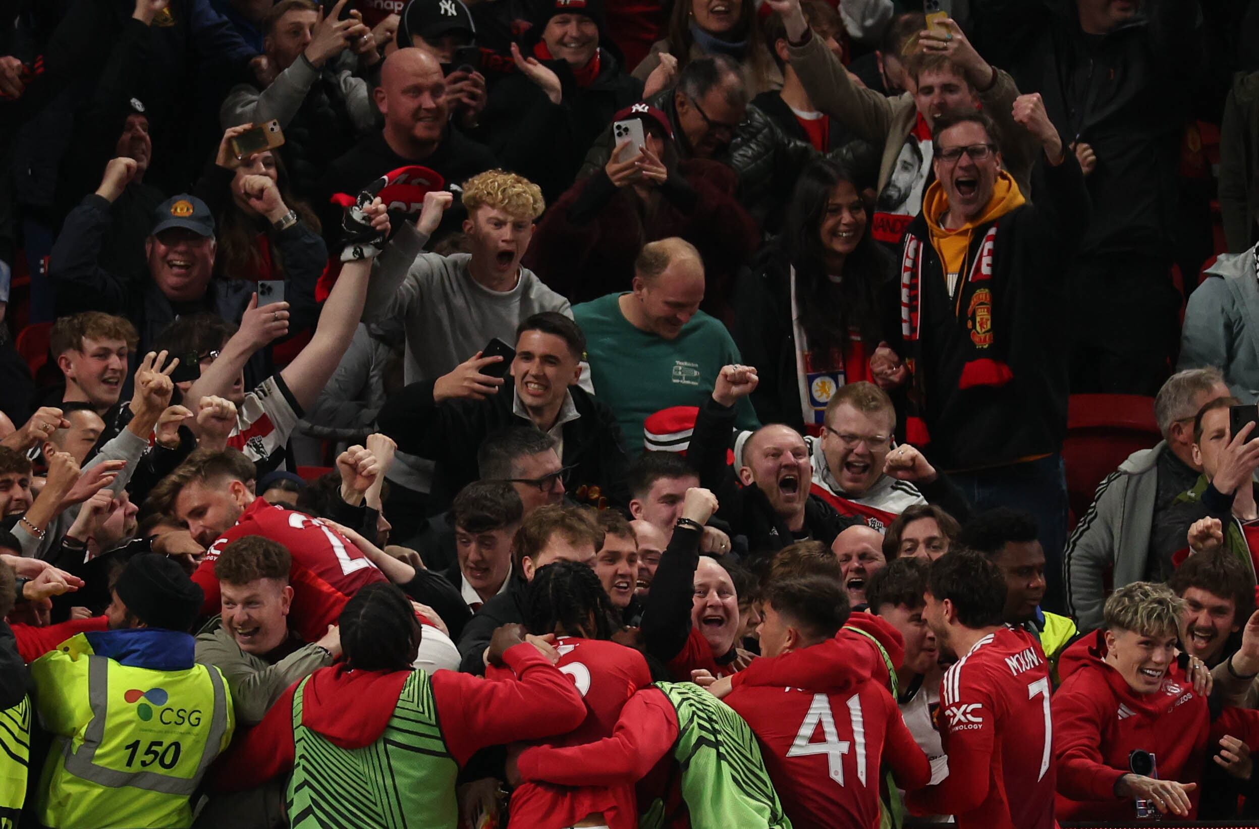 MANCHESTER (United Kingdom), 18/04/2025.- Manchester United's players celebrate with fans after the UEFA Europa League quarter-finals 2nd leg soccer match between Manchester United and Olympique Lyonnais, in Manchester, Britain, 17 April 2025. (Reino Unido) EFE/EPA/ADAM VAUGHAN