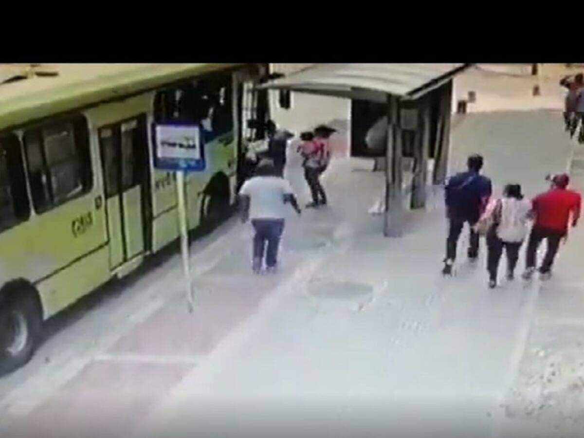 VIDEO: Ladrones intentan robar en Metrolínea