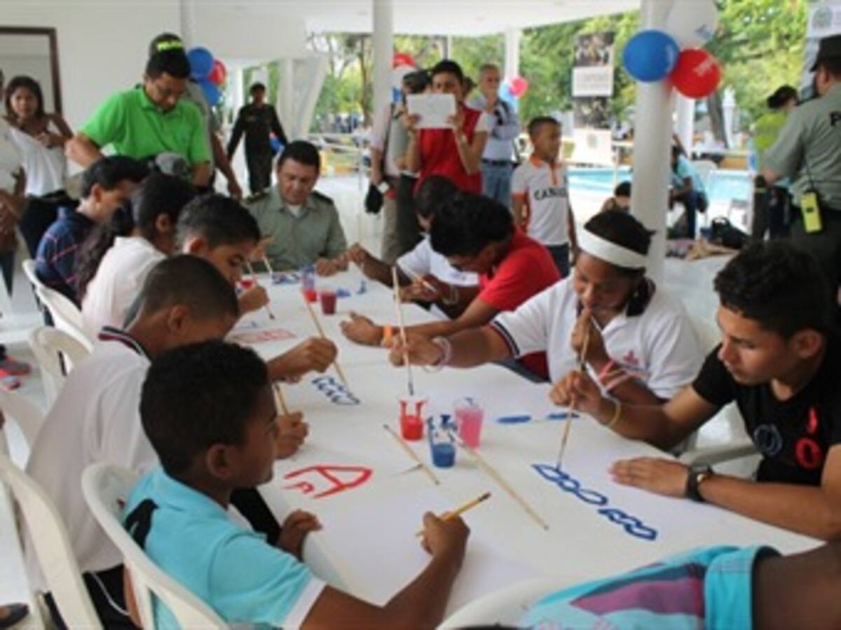 Jóvenes en riesgo de Cartagena dictan clases a niños especiales