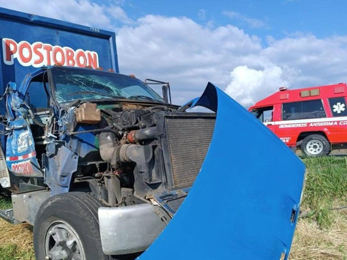 Una persona resultó herida después de que un camión se saliera de la vía en Anserma,Caldas