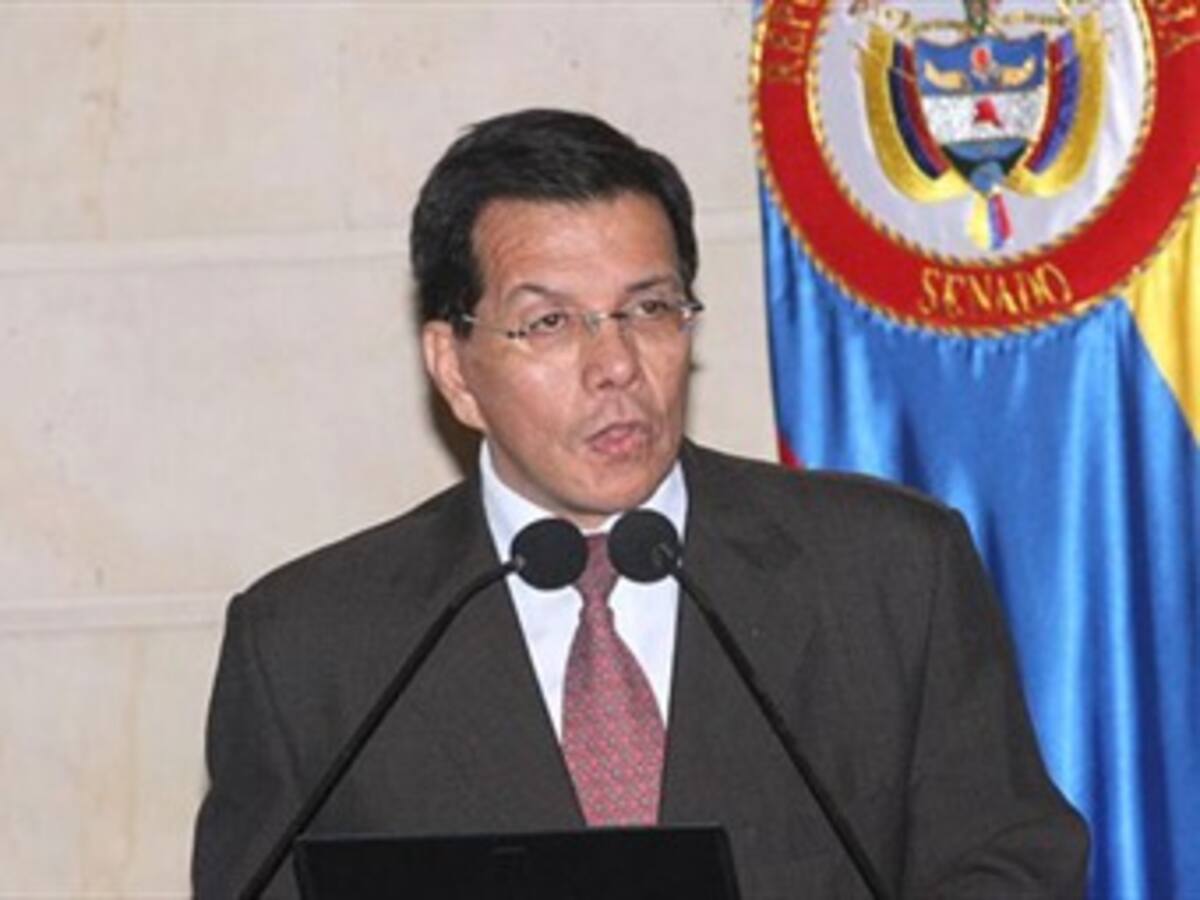 Conservadores discrepan de la posición del ex presidente Pastrana frente a la reelección de Uribe