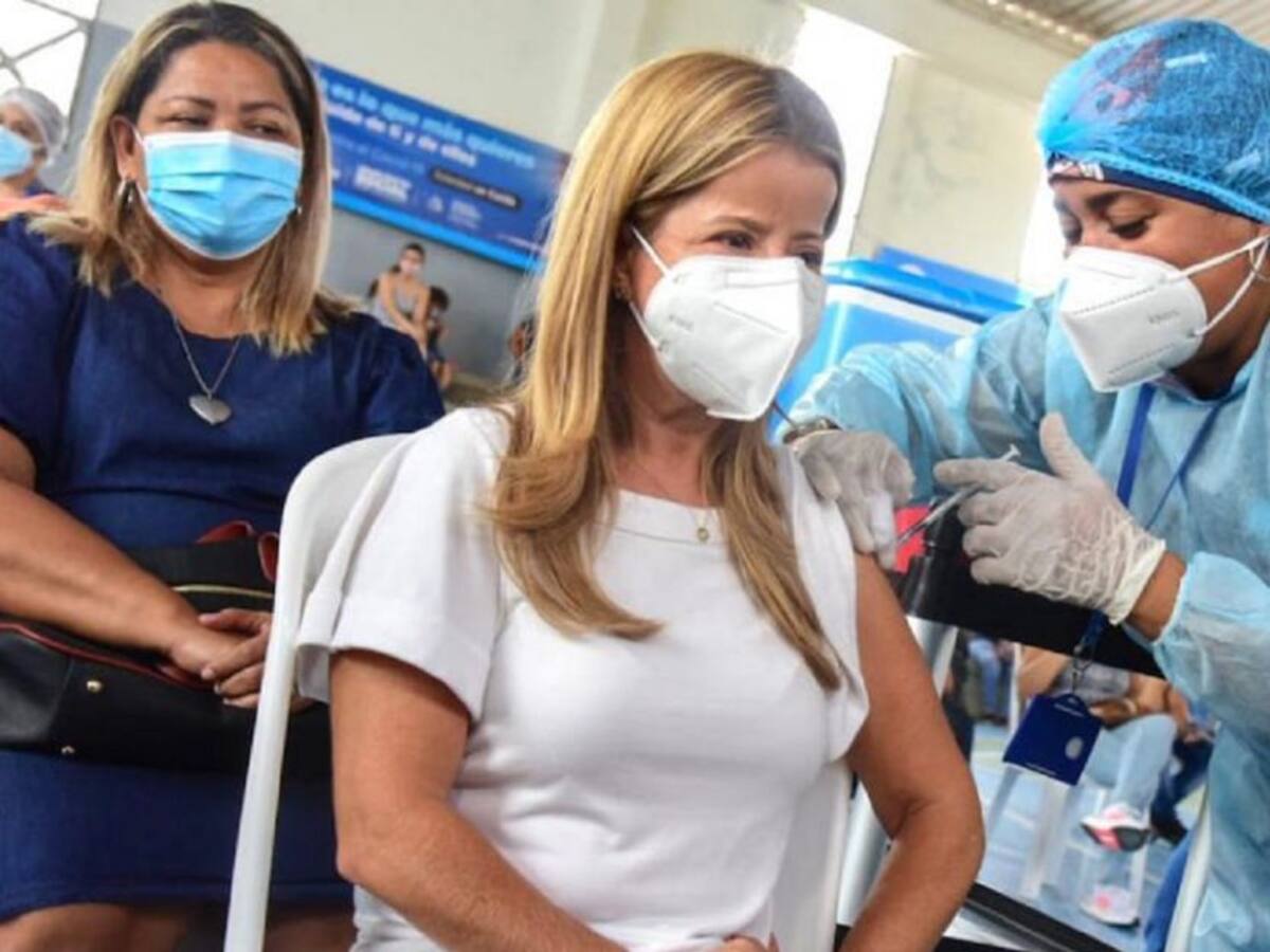 Noguera se vacunó e invitó a alcaldes y maestros a recibir las dosis