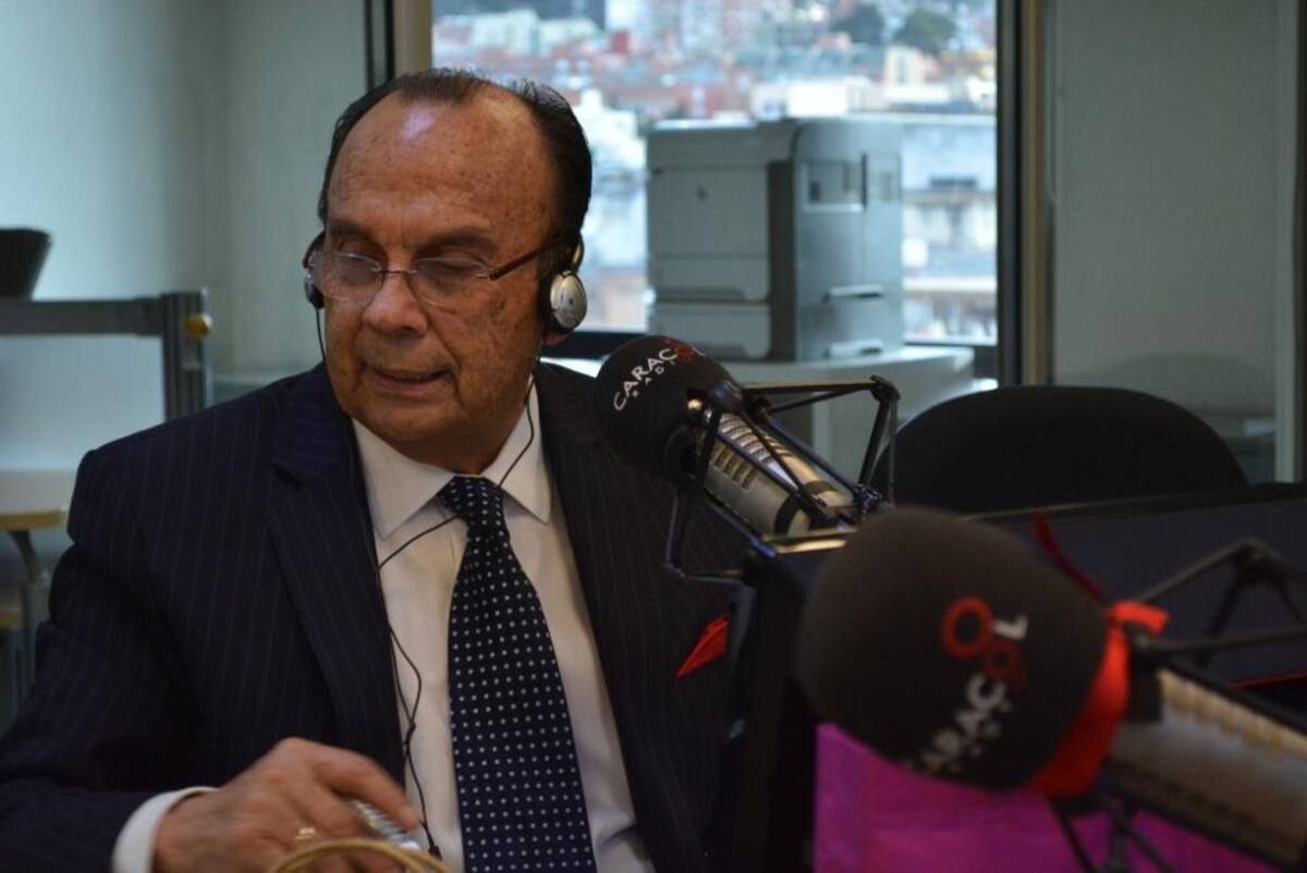 Tras dos décadas de estar inundando de humor a los colombianos, el admirado periodista se retira de La Luciérnaga, vea como desarrolla su último programa.