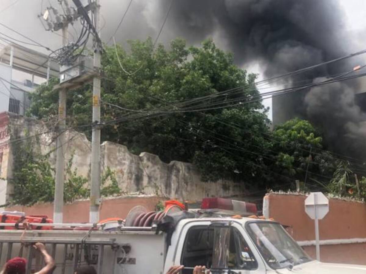 Incendio en un parqueadero del Centro de Santa Marta