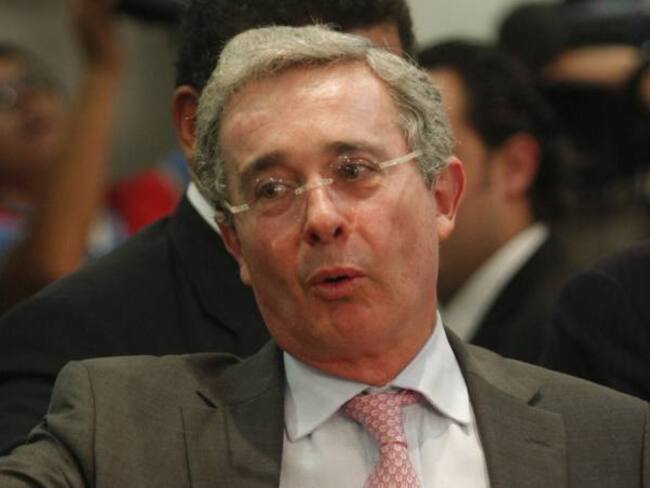 Uribe usualmente se disfraza de víctima para eludir a la justicia: HRW
