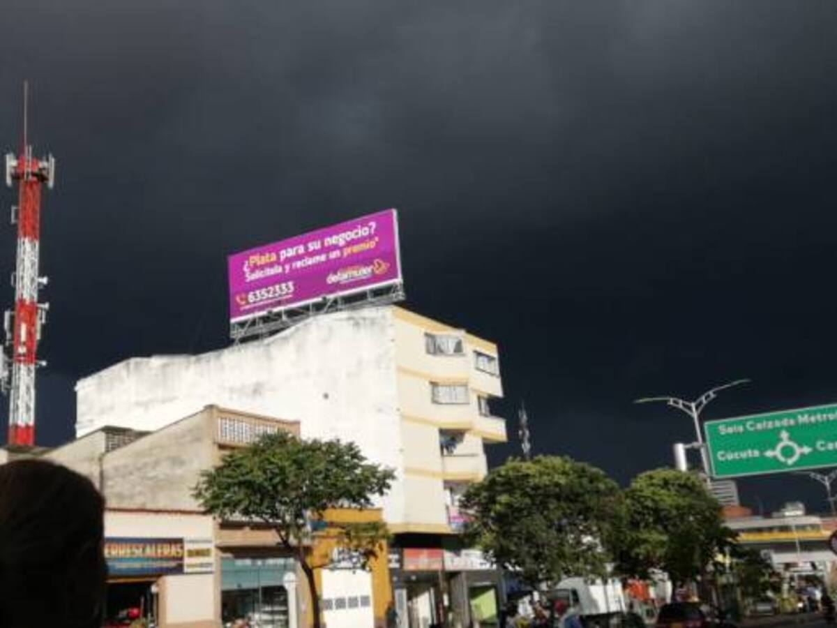 Inundaciones en vías, caídas de techos y árboles dejó fuerte aguacero