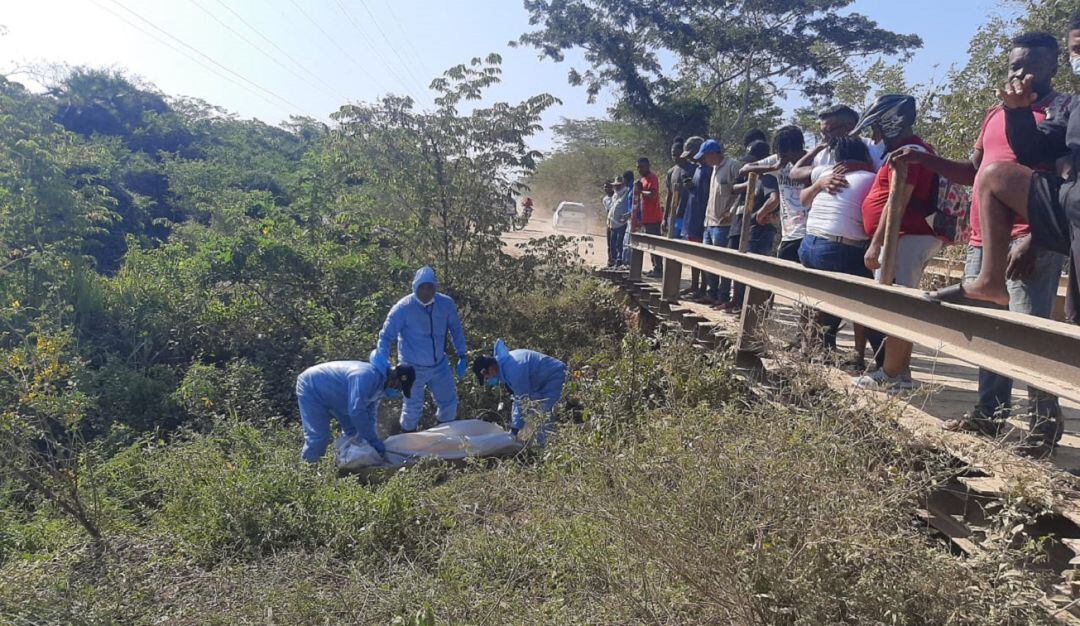 Dos hombres que se movilizaban en una motocicleta chocaron con la baranda de un puente tras asistir a un baile de picó
