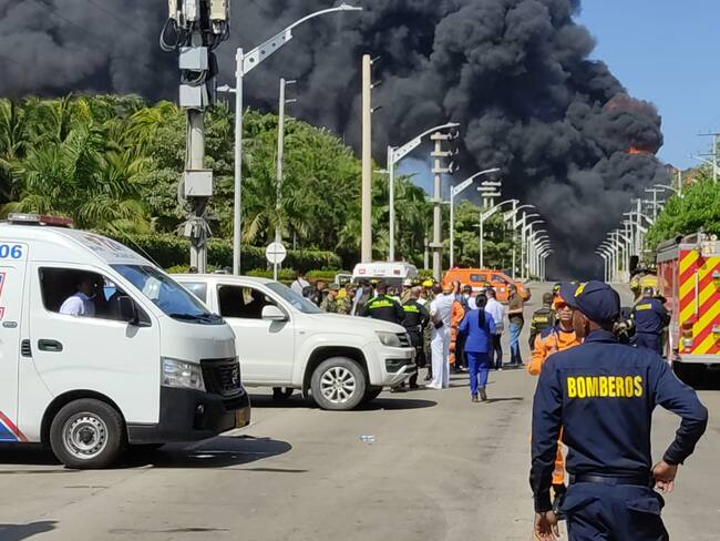 Controlan llamas del primer tanque del incendio en empresa de Barranquilla