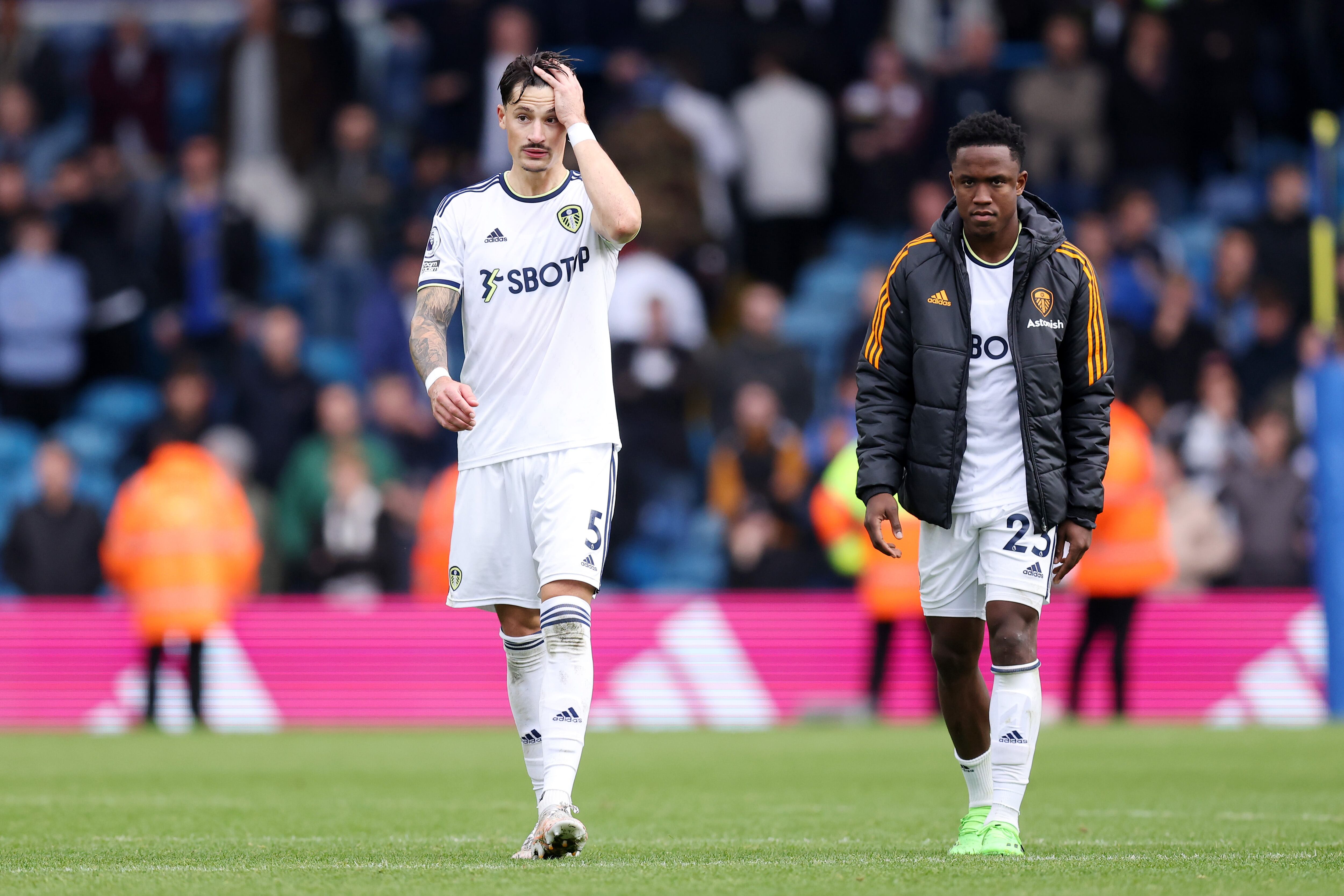 Luis Sinisterra fue titular en la caída del Leeds United con Fulham
