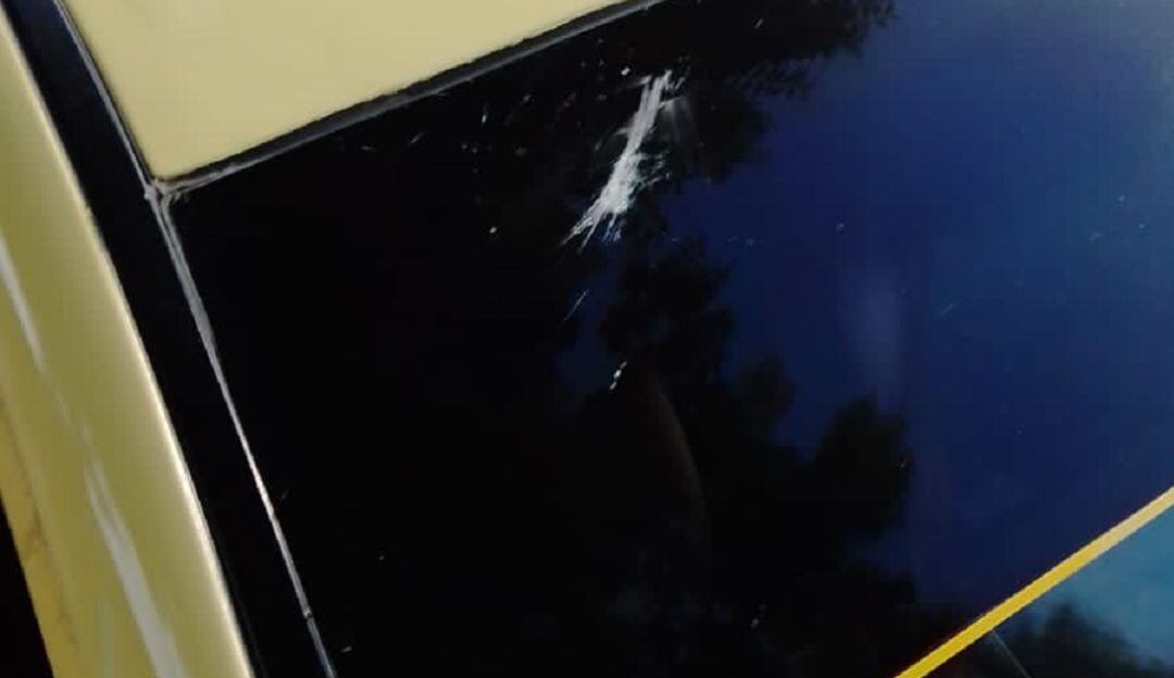 Los sujetos también lograron hurtarle dos teléfonos celulares y le partieron el vidrio panorámico del automotor que conducía