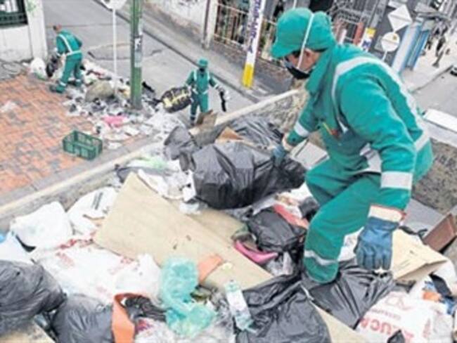 Aguas de Bogotá paga más de $5.000 millones por alquiler de volquetas para recoger basuras