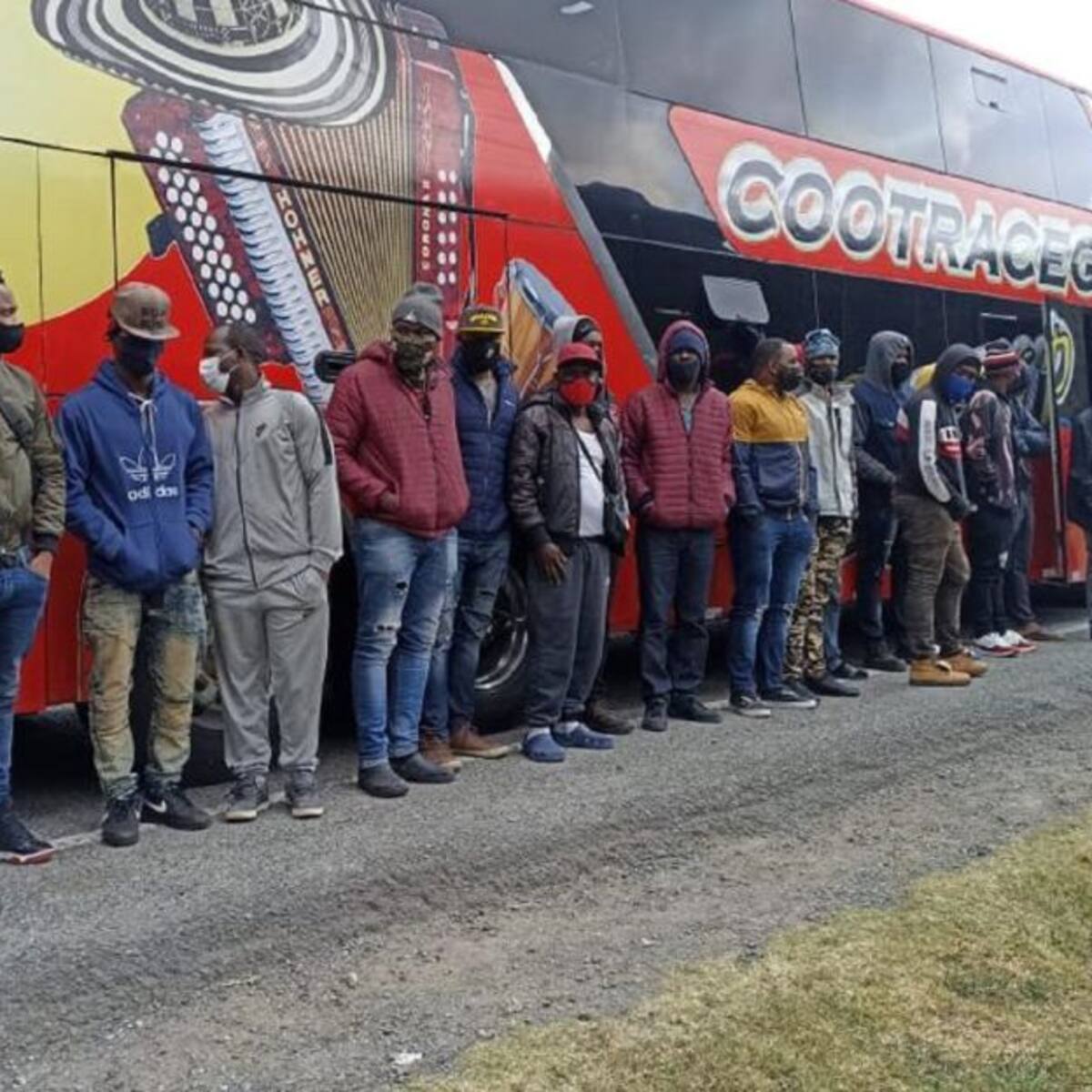 Sorprenden a traficantes de migrantes con 99 haitianos en Nariño