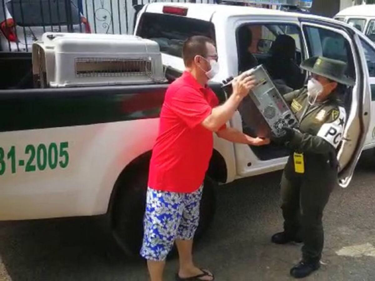 VIDEO: Policía entrega computadores a niños para que puedan estudiar
