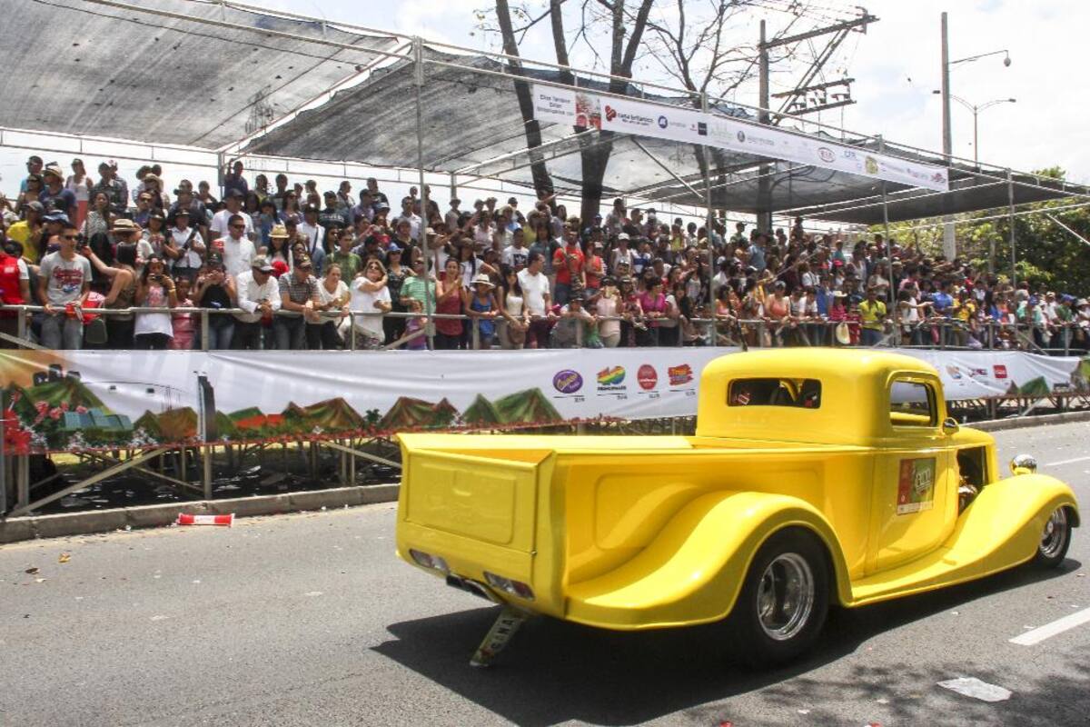 Desfile de autos clásicos y antiguos en la Feria de las Flores