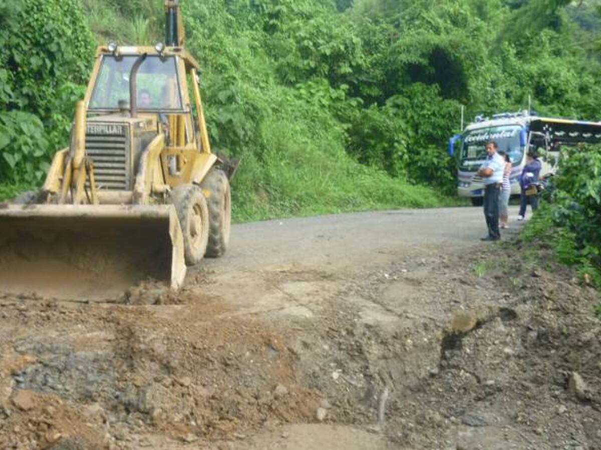 Deslizamientos en la vía al Chocó tiene estancada la movilidad