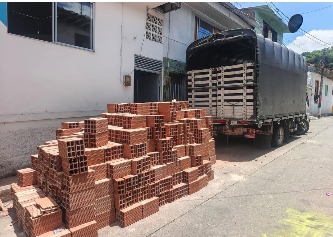 Ladrillos del banco de materiales para la etapa de reconstrucción de viviendas afectadas en Caldas por el terremoto. Foto: @gobercaldas.