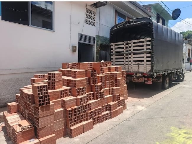 Ladrillos del banco de materiales para la etapa de reconstrucción de viviendas afectadas en Caldas por el terremoto. Foto: @gobercaldas.