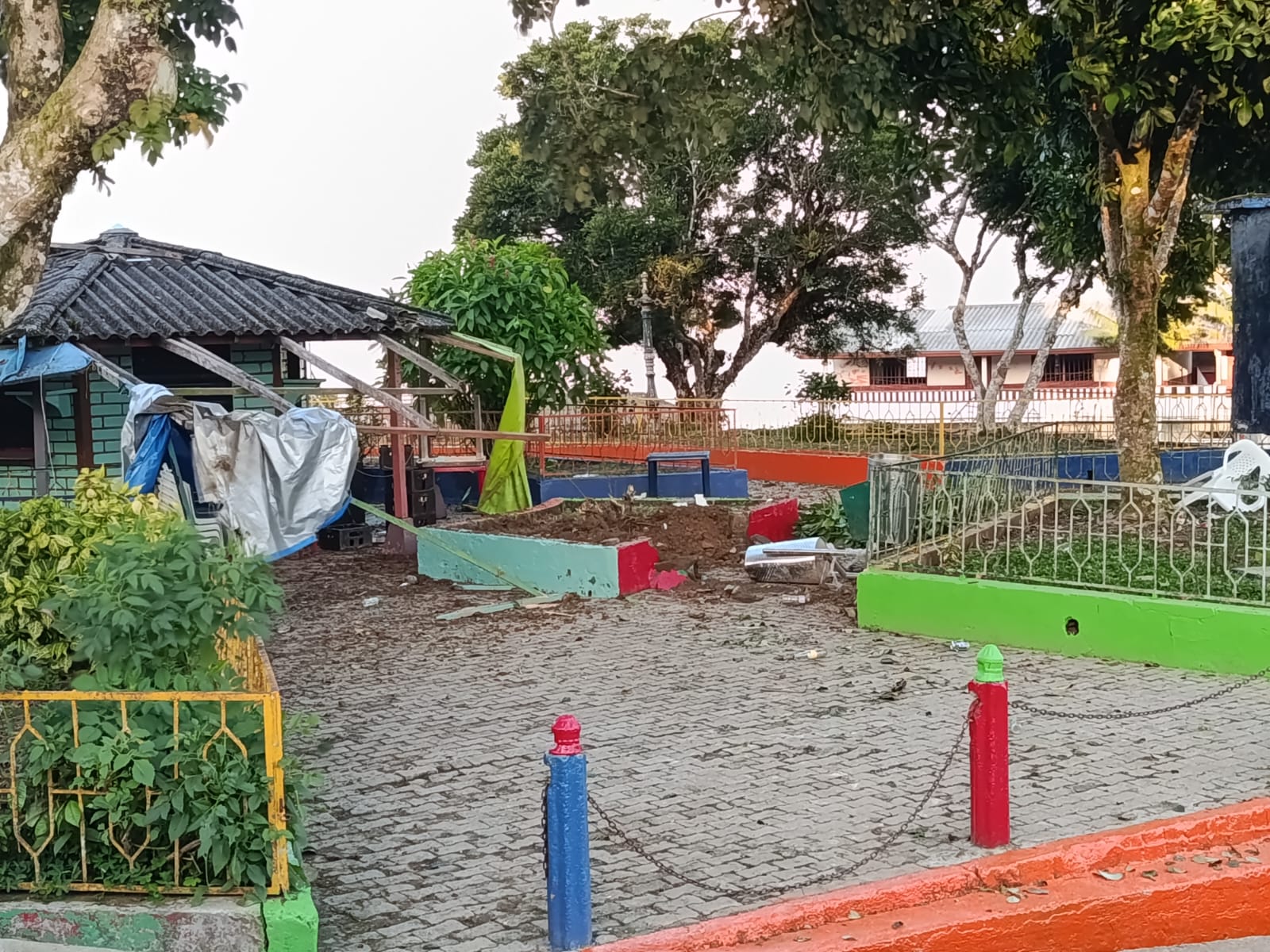 Negocio afectado por un explosivo que transportaba un dron en Briceño, Antioquia.