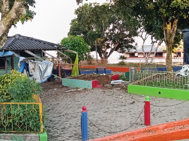 Negocio afectado por un explosivo que transportaba un dron en Briceño, Antioquia.