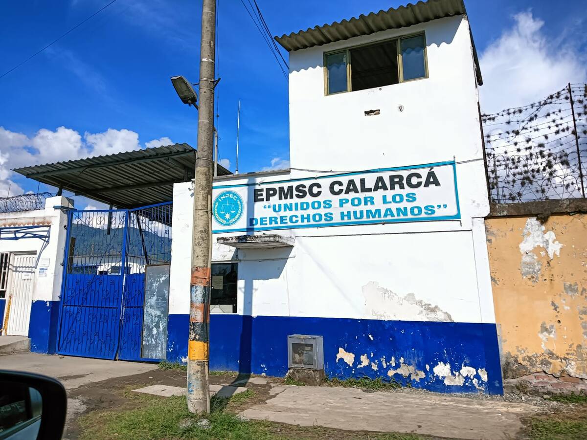 Vuelve y juega, lanzan paquetes a los patios de la cárcel Peñas Blancas, Calarcá, Quindío