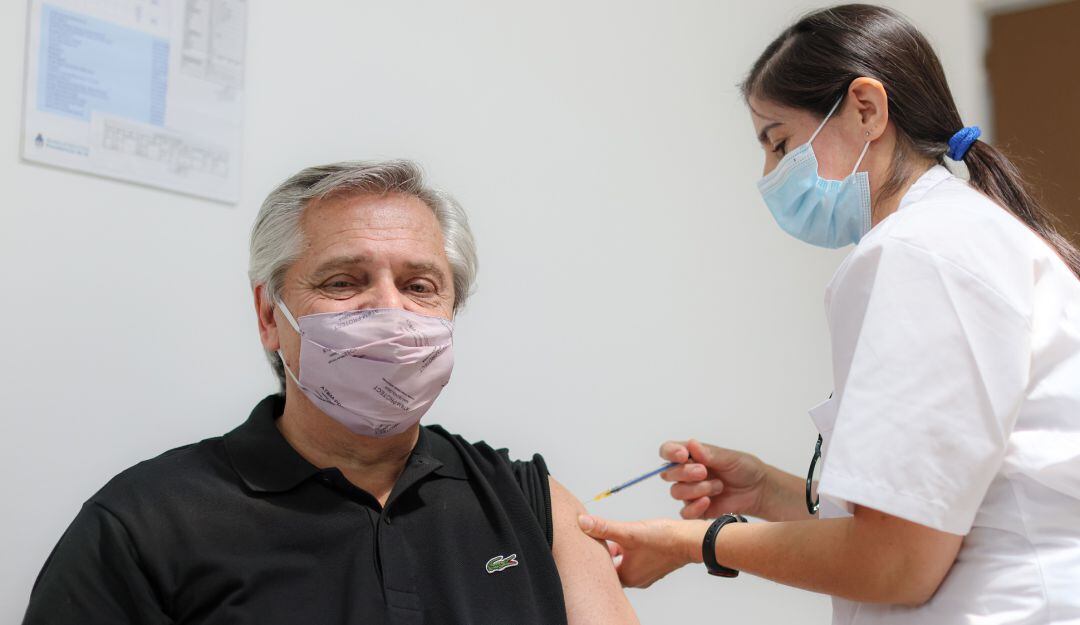 El presidente Alberto Fernández recibe la primera dosis de la vacuna rusa contra el coronavirus, Sputnik V. 