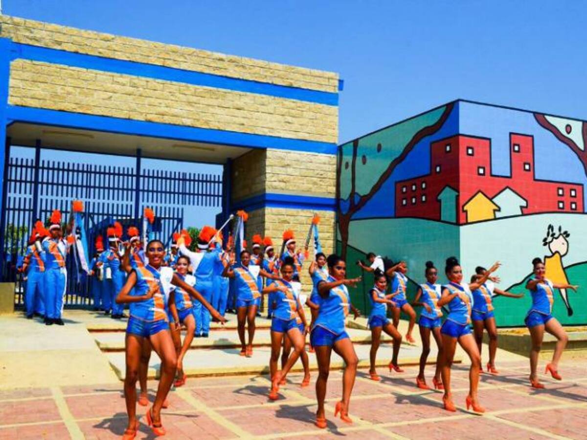 Estudiantes representan a Cartagena en Feria de las Flores