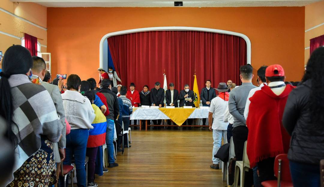 Mesa de diálogo entre indígenas y el gobierno ecuatoriano mediado por la Iglesia católica.           Foto: Getty 