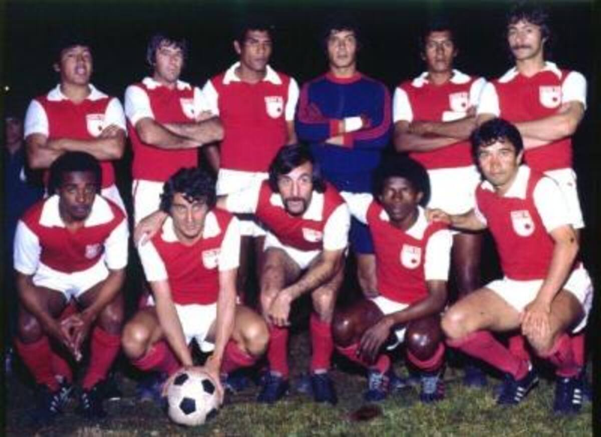SANTA FE 1975DE PIE IZD-DER: Alonso "Cachaco" Rodríguez,Luis Leonardo Recúpero,Rafael Pacheco,Luis Gerónimo López,Bernardo Chía,José Antonio "Caneca" Tébez.ABAJO IZD-DER: Teo Garcia,Juan Carlos Sarnari,Carlos Alberto Pandolfi,Ramiro Viáfara Y Hernando Piñeros.