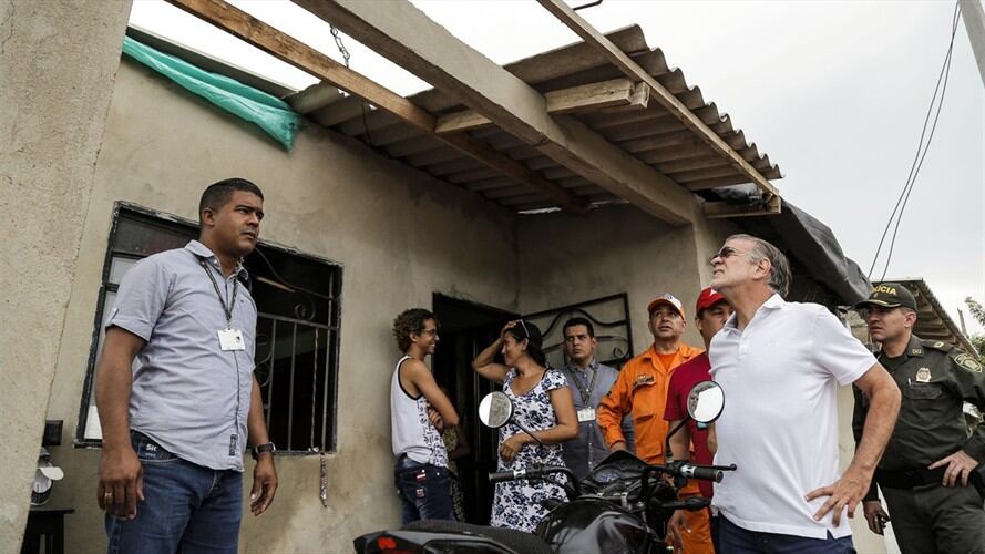 El gobernador Eduardo Verano hizo un llamado a la comunidad para que aseguren los techos de los hogares. Foto: Gobernación del Atlántico